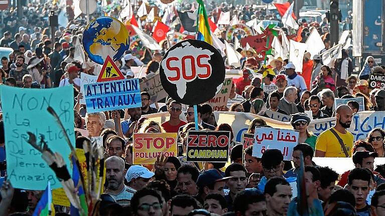 MOROCCO-CLIMATE-WARMING-COP22-UN       -  Demonstranten protestieren in Marokko während der UN-Klimakonferenz gegen den Klimawandel und fordern von den Politikern ein schnelles Handeln.