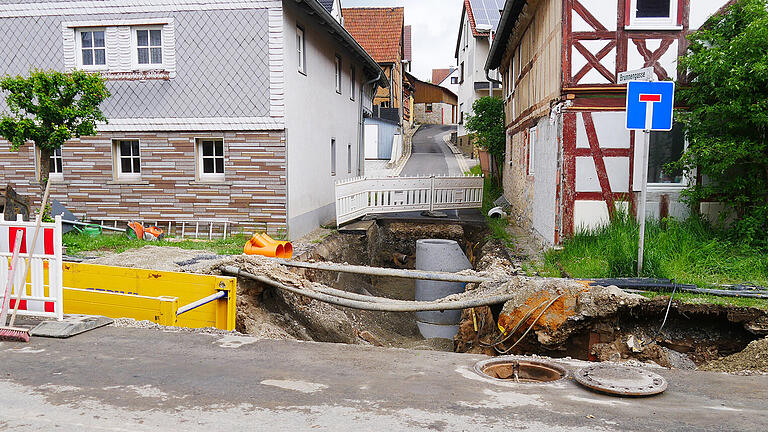 So sieht es zur Zeit in Aubstadt aus –  Bauarbeiten - die entstehenden Kosten belasten auch den Haushalt.