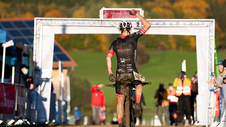 Oktober 2020: Maximilian Brandl jubelt nach einem Rennen durch den Schlamm in Obergessertshausen (Lkr. Günzburg) bei der Zieleinfahrt über den Gewinn des deutsches Meistertitels in der Cross-Country-Disziplin.