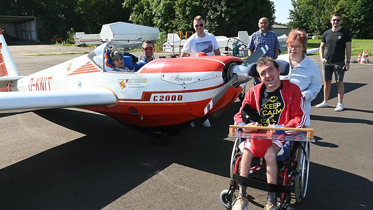 Begeisterung von allen Seiten beim Flugtag der Arche in Giebelstadt, im Bild von links: Kristina Lovric, die Piloten Julian Krause und Sebastian Wildfeuer, Arche-Geschäftsführer Rolf Müßig, Jonas Wetzel, Claudia Klein und Philipp Krause vom FSCG.