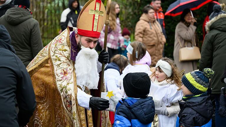 Der Nikolaus dürfte auf den Weihnachtsmärkten im Landkreis Bad Kissingen auch 2024 wieder für leuchtende Kinderaugen sorgen.