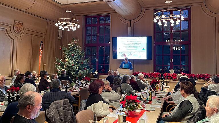 Die Verantwortlichen der Selbsthilfe- und Helfergruppen erfreuten sich am unterhaltsamen Programm der Adventsfeier. Die Verantwortlichen der Selbsthilfe- und Helfergruppen erfreuten sich am unterhaltsamen Programm der Adventsfeier.