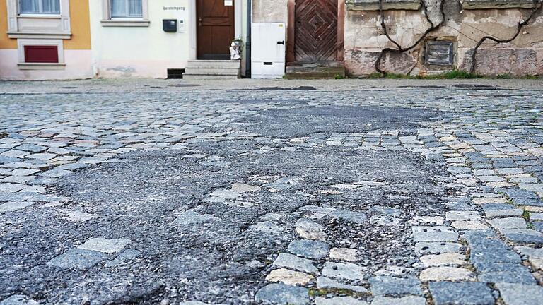 Die beschlossene Sanierung des Gerolzhöfer Marktplatzes ist dringend notwendig. An vielen Stellen ist der Platz uneben und das Pflaster beschädigt. Die Pläne dazu gefallen jedoch nicht allen. Die beschlossene Sanierung des Gerolzhöfer Marktplatzes ist dringend notwendig. An vielen Stellen ist der Platz uneben und das Pflaster beschädigt. Die Pläne dazu gefallen jedoch nicht allen.