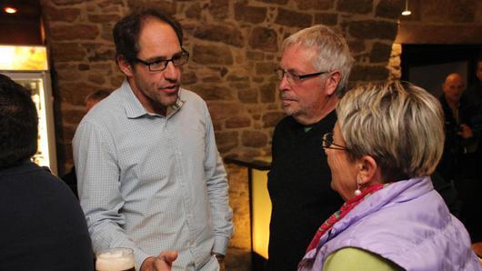 Im Gespräch mit den Bürgern: Bei der Nominierungsversammlung hatten Interessierte auch die Gelegenheit, mit Stefan Lang über die verschiedensten Themen persönlich zu reden. Foto: Markus Reeh       -  Im Gespräch mit den Bürgern: Bei der Nominierungsversammlung hatten Interessierte auch die Gelegenheit, mit Stefan Lang über die verschiedensten Themen persönlich zu reden. Foto: Markus Reeh