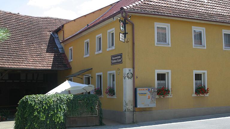 Die Gaststätte unterhalb des Kirchenburgmuseums in Mönchsondheim soll modernisiert und durch manchen Neubau im Umfeld vitalisiert werden.