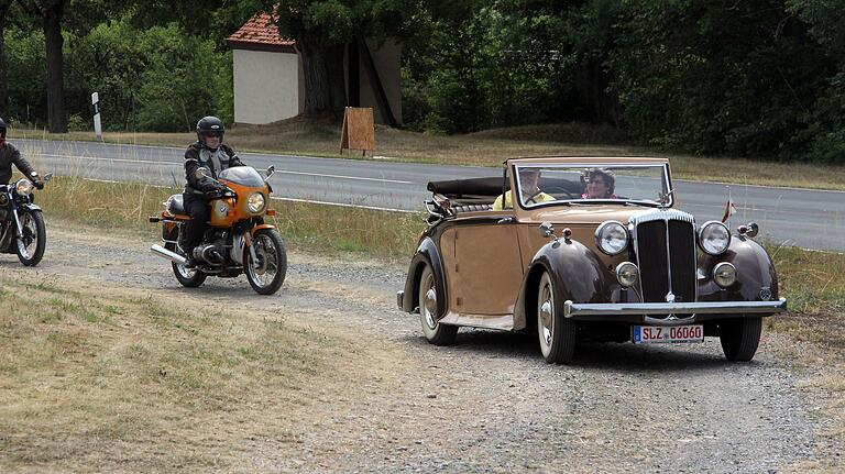 Udo und Birgit Besser aus Sünna/Thüringen sind nahezu bei jedem Oldtimertreffen in Stockheim dabei. Diesmal mit einem britischen Daimler DB 18, Baujahr 1950.