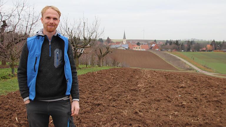 Einer der Lieblingsplätze von Thomas Friederich ist die Obstbaumanlage im Süden von Buchbrunn mit Blick auf den Ort. Dort findet der Lehrer und Bürgermeisterkandidat unter anderem beim Baumschneiden seinen Ausgleich.