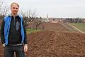 Einer der Lieblingsplätze von Thomas Friederich ist die Obstbaumanlage im Süden von Buchbrunn mit Blick auf den Ort. Dort findet der Lehrer und Bürgermeisterkandidat unter anderem beim Baumschneiden seinen Ausgleich.