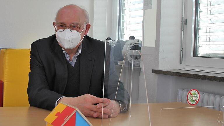 Peter Bieniussa hilft ehrenamtlich für das Mehrgenerationenhaus Kindern beim Lernen.  Foto: Ellen Mützel       -  Peter Bieniussa hilft ehrenamtlich für das Mehrgenerationenhaus Kindern beim Lernen.  Foto: Ellen Mützel