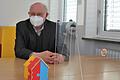 Peter Bieniussa hilft ehrenamtlich für das Mehrgenerationenhaus Kindern beim Lernen.  Foto: Ellen Mützel       -  Peter Bieniussa hilft ehrenamtlich für das Mehrgenerationenhaus Kindern beim Lernen.  Foto: Ellen Mützel