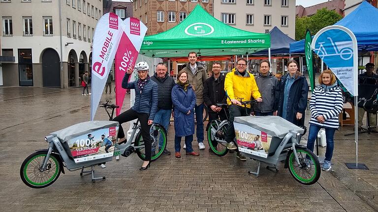 Werbung für umweltfreundliche Mobilität mit ordentlich Stauraum (von links): Dörte Schulte-Derne, Geschäftsführerin WVV, Alexander Himmrich, Verein Perspektive, Ulla Schürenberg, StMB, Tobias Lochen, Geschäftsführer sigo GMbH, Tobias Mattheis, Radverkehrsbeauftragter, Bürgermeister Martin Heilig, Manfred Dürr, Stadtrat, Marie Büchner, Stadträtin, Margarete Fischer-Naumann, Koordinierungsstelle Nachhaltige Mobilität.