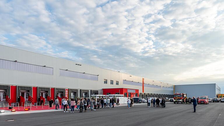 Das Unternehmen Norma hat am Freitagabend in Gerolzhofen die bevorstehende Eröffnung seines modernsten Logistik-Zentrums gefeiert.