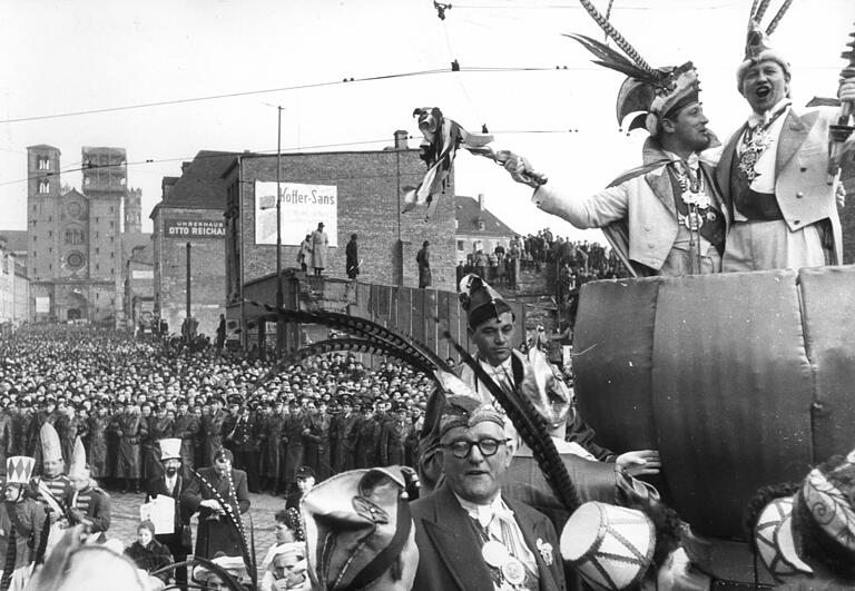 14. Februar 1953: Vor der Ruine des Doms im Hintergrund 'versöhnen' sich die Faschingsprinzen von Würzburg und Eibelstadt nach dem Sturm aufs Rathaus. Tags darauf folgte der erste Faschingszug nach dem Krieg.