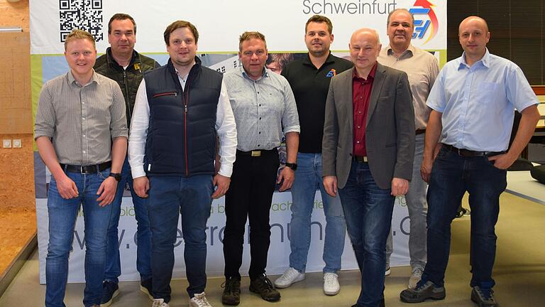 Auf dem Foto von links Simon Wießner (Fachbereichsleiter Elektrotechnik), Ralph Brust (Kassenwart), Matthias Rebhan (Beisitzer), Holger Greß (Beisitzer), Lukas Häcker (Lehrlingswart), Rainer Walter-Helk (Obermeister), Michael Hartmann (stv. Obermeister), Jan Weisensel (Fachbereichsleiter Informationstechnik).