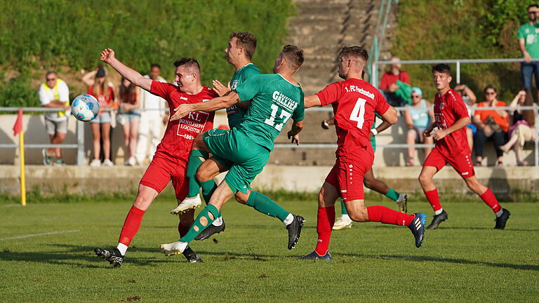 FC Fuchsstadt verliert Derby gegen Großbardorf       -  Traf zweimal für den TSV Großbardorf: Jannik Göller (Nr. 17), der hier vor Fuchsstadts Nico Neder (links) zum Abschluss kommt