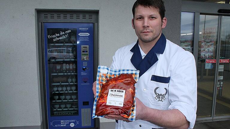 Metzgermeister Stephan Jamm an seinem Wurstautomaten in Marktsteft (Lkr. Kitzingen). Für den 40-Jährigen ist das Rund-um-die-Uhr-Angebot eher ein Test als eine dauerhafte Einrichtung.