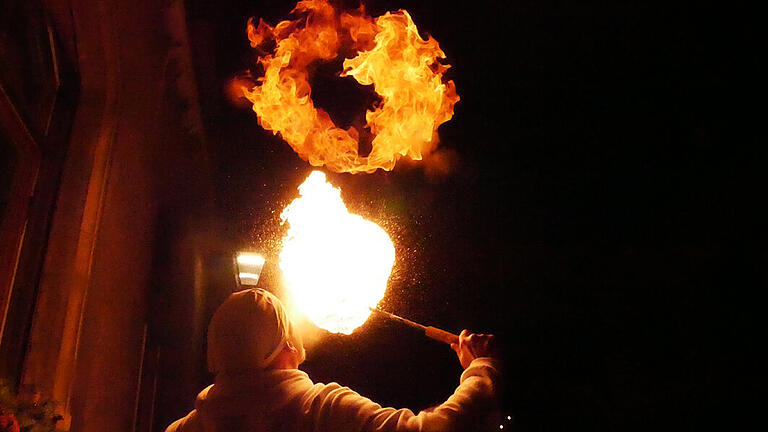 Feuershow zu Gunsten der Leidtragenden des Ukraine-Kriegs: 'Die Gaugrafen' treten am Samstagabend um 19.30 Uhr in Ochsenfurt auf.