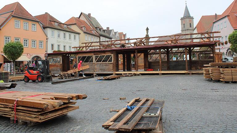 Die Almhütte (hinten) in Bad Neustadt stand am Dienstagmorgen bereits teilweise, die Eisbahn soll folgen.&nbsp; Für die diesjährige Almsaison haben die Betreiber ein Energiesparkonzept ausgearbeitet.