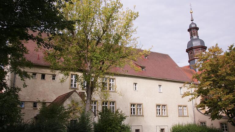 Der Kreis will das frühere Kloster Hausen als Notunterkunft für Geflüchtete  nutzen. Im Stadtrat gefällt das einigen nicht.       -  Der Kreis will das frühere Kloster Hausen als Notunterkunft für Geflüchtete  nutzen. Im Stadtrat gefällt das einigen nicht.