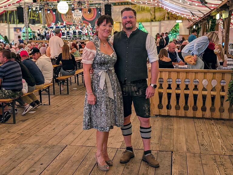 Patricia Fuchs und Thorsten Sperber aus Reichenberg (Lkr. Würzburg) fallen im Festzelt mit ihrem abgestimmten Pärchenlook auf.