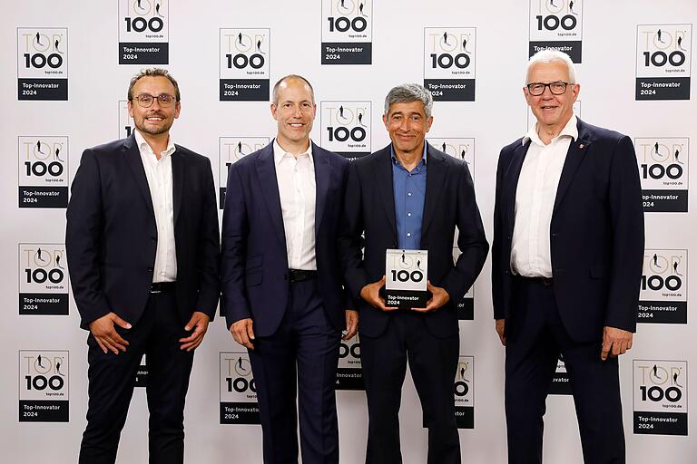 Preisverleihung: Mit großer Freude nahmen David Mainka und Torsten Meier (von links) von Uponor die Top-100 Auszeichnung von Ranga Yogeshwa (Zweiter von rechts) entgegen. Mit dabei war auch Haßfurts Bürgermeister Günther Werner. Preisverleihung: Mit großer Freude nahmen David Mainka und Torsten Meier (von links) von Uponor die Top-100 Auszeichnung von Ranga Yogeshwa (Zweiter von rechts) entgegen. Mit dabei war auch Haßfurts Bürgermeister Günther Werner.