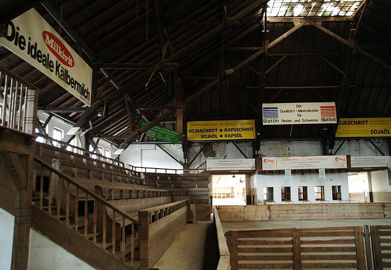 Viel Holz: Tribüne und Dach der Frankenhalle. Foto: Thomas Obermeier