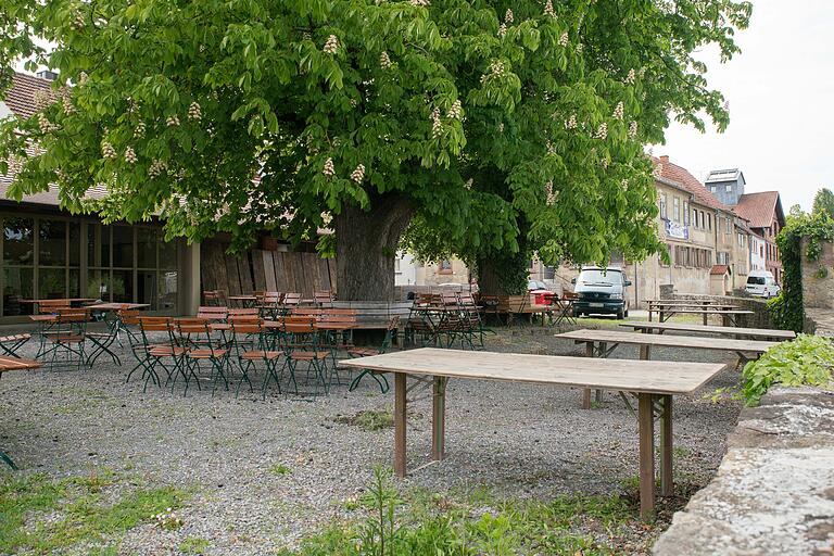 Am Freitag, 24. Mai, soll der Biergarten Ankergarten in Zellingen wiedereröffnet werden. Im Hintergrund das Gebäude des ehemaligen Gasthauses 'Zum Anker'.&nbsp;