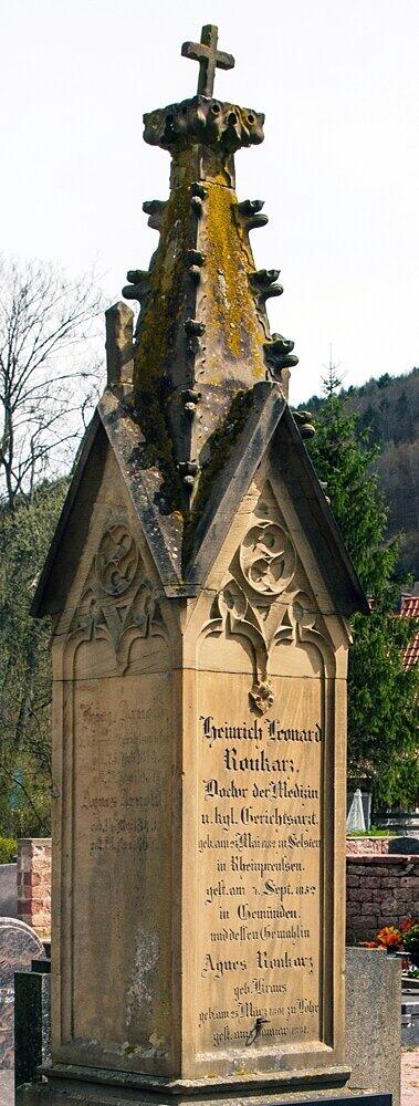 Der Gedenkstein für Heinrich Ronkarz auf dem Gemündener Friedhof. Der Gedenkstein für Heinrich Ronkarz auf dem Gemündener Friedhof.