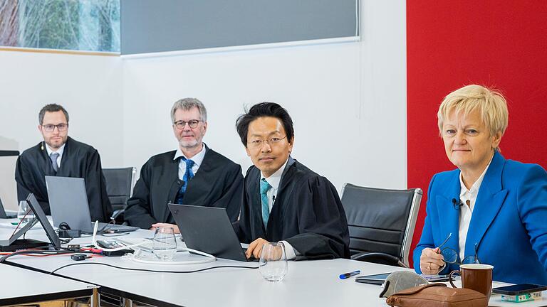 Renate Künast (rechts) im Januar in Würzburg mit ihren Anwälten (von links) Mathias Truschel, Matthias Pilz und Chan-jo Jun.