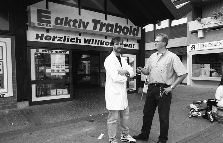 Filialleiter Sven Facius (links) und Marco Trabold 1999 vor dem damals neuen Edeka-Markt am Heuchelhof.