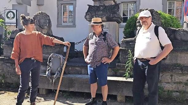 Die Projektmanagerin der Öko-Modellregion Oberes Werntal, Anja Scheurich, reicht den Staffelstab an die Teilnehmenden der Wanderung weiter. - Die Projektmanagerin der Öko-Modellregion Oberes Werntal, Anja Scheurich, reicht den Staffelstab an die Teilnehmenden der Wanderung weiter. Die Projektmanagerin der Öko-Modellregion Oberes Werntal, Anja Scheurich, reicht den Staffelstab an die Teilnehmenden der Wanderung weiter. - Die Projektmanagerin der Öko-Modellregion Oberes Werntal, Anja Scheurich, reicht den Staffelstab an die Teilnehmenden der Wanderung weiter.
