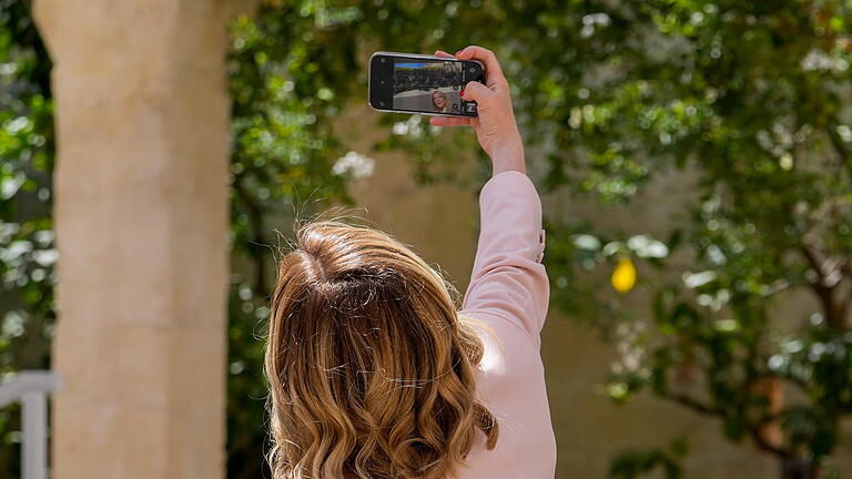 G7-Gipfel in Italien.jpeg       -  Die italienische Ministerpräsidentin Giorgia Meloni macht ein Selfie währen des G7-Gipfels.