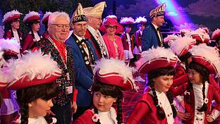 Begrüßung durch den Gastgeber Stiftungsfamilie BSW &amp; EWH und Veitshöchheimer Carneval-Club (VCC) bei der Prunksitzung in den bereits für die Fernsehsendung des BR „Fastnacht in Franken“ dekorierten Mainfrankensälen in Veitshöchheim: Manuel Seemann (Sitzungspräsident vom VCC), Margarete Echtler (BSW Nürnberg) und Rudi Hepf (VCC Senator) sowie Anton Hofmann (BSW Reisebegleiter und Fotoreporter).