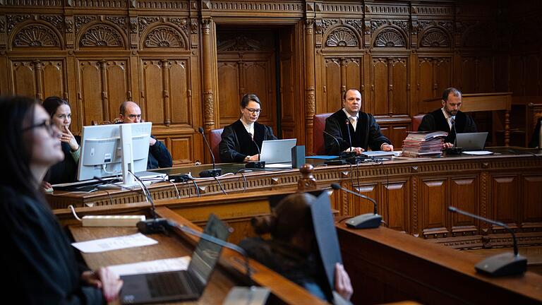 Prozess um Mordversuch mit Armbrust und Hammer auf Friedhof - Nach einem Angriff mit Armbrust und Hammer auf einem Bremer Friedhof ist ein Ehepaar zu Haftstrafen verurteilt worden. (Archivbild) Prozess um Mordversuch mit Armbrust und Hammer auf Friedhof - Nach einem Angriff mit Armbrust und Hammer auf einem Bremer Friedhof ist ein Ehepaar zu Haftstrafen verurteilt worden. (Archivbild)