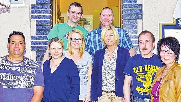 Neue Strategen des UFo-Faschings: Der Vorstand der Uhstemer Fosenöchter setzt sich zusammen aus Frank Fetzer und dem neuen Vorsitzenden Mirko Seifert (hinten, von links) sowie (vorne, von links) Benjamin Hander, Jasmin Reuter, Kristina Seifert, Eva Böhm, Thomas Hohmann und Andrea Kleinhenz. Neue Strategen des UFo-Faschings: Der Vorstand der Uhstemer Fosenöchter setzt sich zusammen aus Frank Fetzer und dem neuen Vorsitzenden Mirko Seifert (hinten, von links) sowie (vorne, von links) Benjamin Hander, Jasmin Reuter, Kristina Seifert, Eva Böhm, Thomas Hohmann und Andrea Kleinhenz.