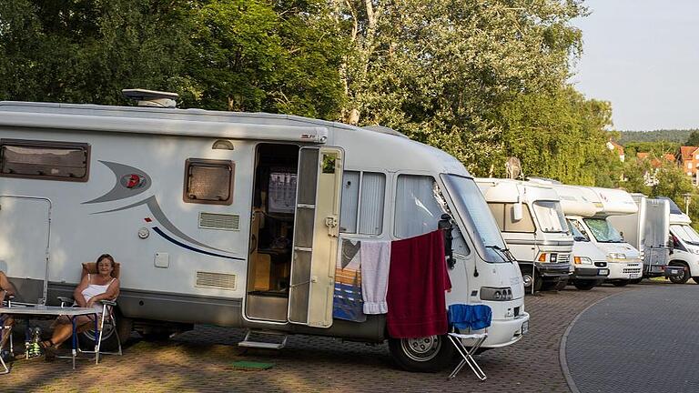 Platz für 21 Wohnmobile: Gemütlich geht es auf dem Lohrer Wohnmobilstellplatz an der Mainlände zu.