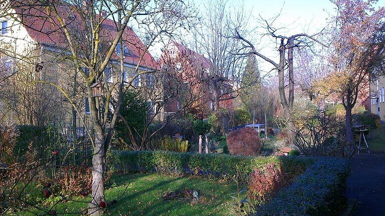 Gärten zwischen Mehrfamilienhäusern der Kriegersiedlung Galgenberg.