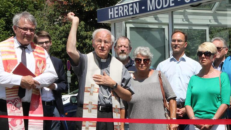 Pfarrvikar Karl Ebner verteilt Weihwasser auf dem neuen Parkplatz am Georgi-Park in Bad Brückenau. Foto: Ulrike Müller       -  Pfarrvikar Karl Ebner verteilt Weihwasser auf dem neuen Parkplatz am Georgi-Park in Bad Brückenau. Foto: Ulrike Müller