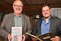 Bürgermeister Bernhard Rhein (links) mit dem Buch, für das Historiker Georg Menig Hunderte von Gemeindeakten und Feldpostbriefen aus der Zeit des Ersten Weltkriegs ausgewertet hat. Foto: Gerhard Meißner