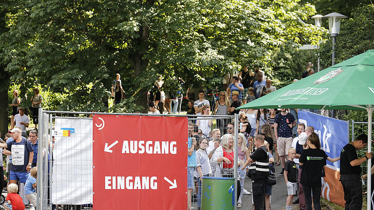 Zweiter Tag mit strahlendem Sonnenschein auf dem Umsonst&Draussen  2019 an den Mainwiesen in Würzburg. Die Besucher warten gespannt, dass sich die Pforten öffnen.