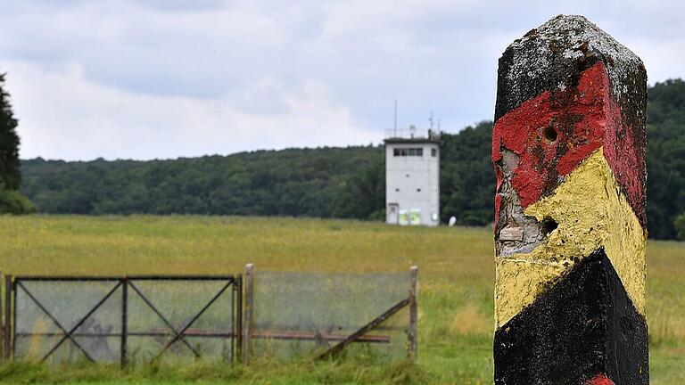 Abenteurer Mario Goldstein wandert am Grünen Band       -  Der frühere Todesstreifen entlang der DDR-Grenze, der heutigen Landesgrenze zwischen Thüringen und Bayern, hier bei Behrungen in Thüringen.