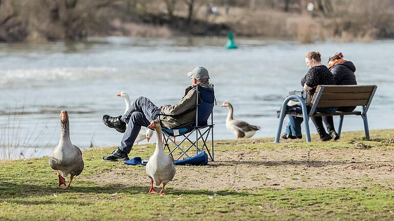 Endlich Frühling! Viele Menschen  verbringen den Samstag 20.02.21 im Freien und genießen die Sonnenstrahlen wie hier am Main in Randersacker.