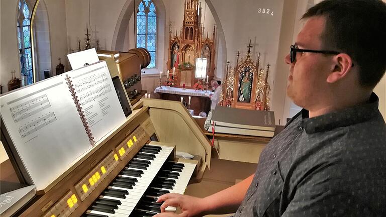 Organist Louis Pörtner (18) an seiner neuen elektronischen Orgel in der Kleinbracher Kirche       -  Organist Louis Pörtner (18) an seiner neuen elektronischen Orgel in der Kleinbracher Kirche