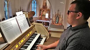 Organist Louis Pörtner (18) an seiner neuen elektronischen Orgel in der Kleinbracher Kirche       -  Organist Louis Pörtner (18) an seiner neuen elektronischen Orgel in der Kleinbracher Kirche