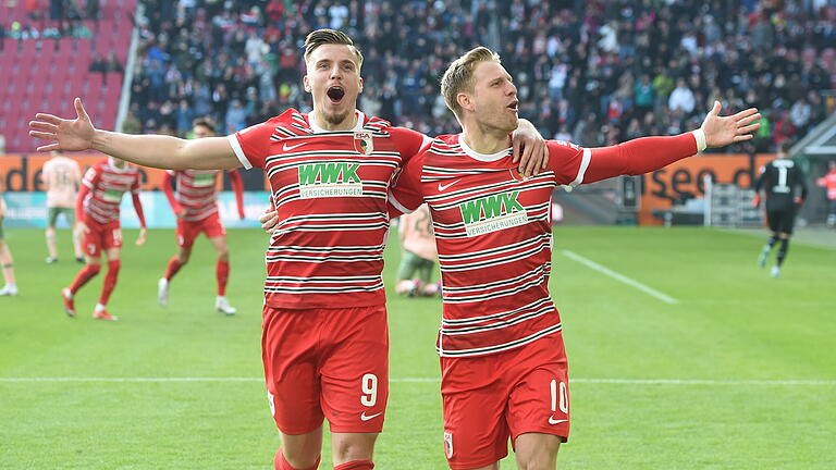 FC Augsburg       -  Torschütze Arne Maier, rechts, jubelt mit Ermedin Demirovic nach seinem Siegtreffer zum 2:1