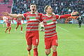 FC Augsburg       -  Torschütze Arne Maier, rechts, jubelt mit Ermedin Demirovic nach seinem Siegtreffer zum 2:1