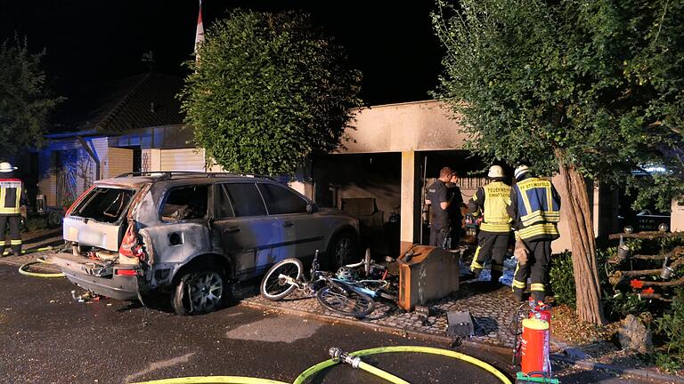 In dieser Doppelgarage in Steinsfeld brach in der Nacht zum Montag ein  Feuer aus.