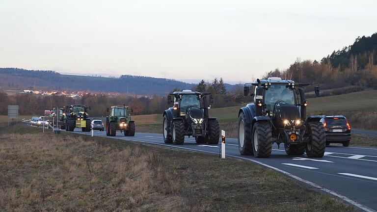 Das ging vermutlich so manchem Autofahrer am Morgen auf dem Weg zur Arbeit ganz schön auf den Keks: Die Landwirte fuhren mehrfach zwischen Burglauer und Bad Neustadt hin und her - natürlich im Schneckentempo.