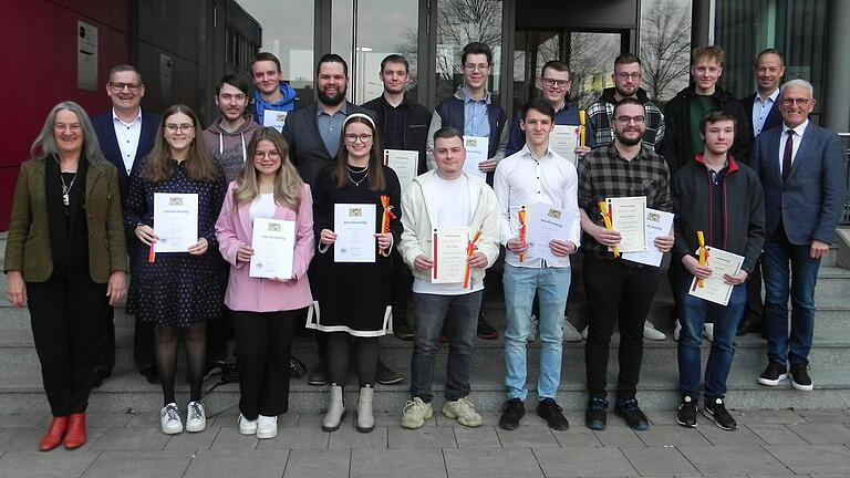 Die Jakob-Preh-Berufsschule zeichnete die Besten der Winterabschlussprüfung aus. Im Bild die Schülerinnen und Schüler mit (von links) Hildegard Steinhardt und Schulleiter Michael Wimmel sowie (von rechts) stellvertretender Landrat Bruno Altrichter und Konrektor Christian Stöhr.