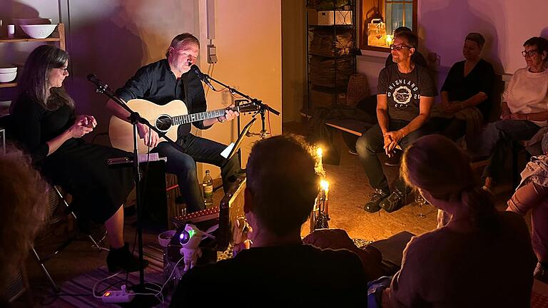 Das Duo ZweiPunktNull begeisterte die Zuhörerinnen und Zuhörer des Nachtlicht-Konzertes beim Auftritt im Binsfelder Keramikstudio „Keramissimo“.